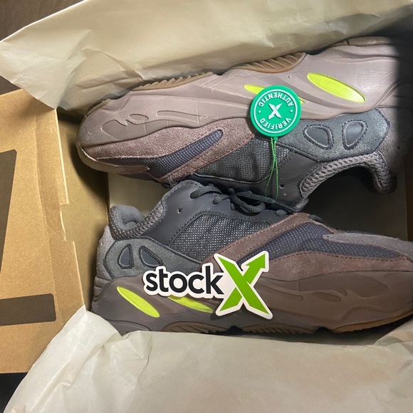 Yeezy 700 Mauve